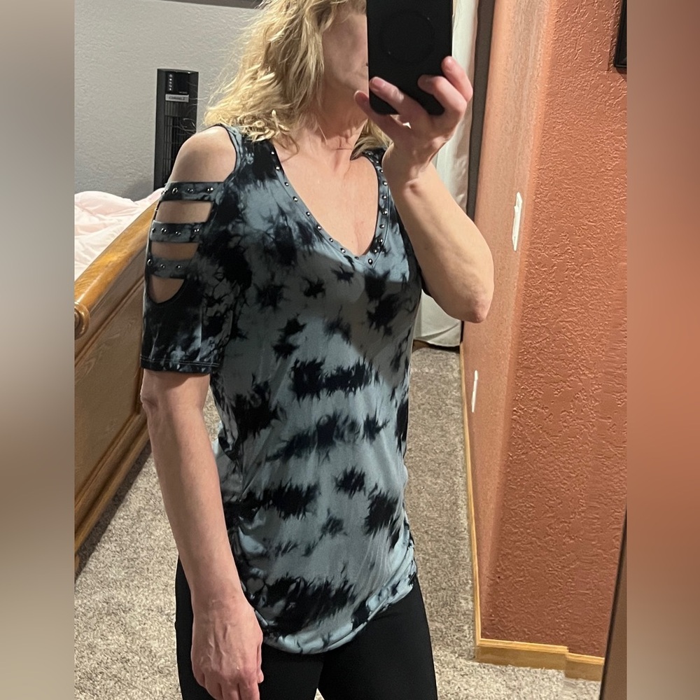 Tie Dye Large Rock & Republic Short Sleeve/Studded V Neck 🔥Flattering & Sexy